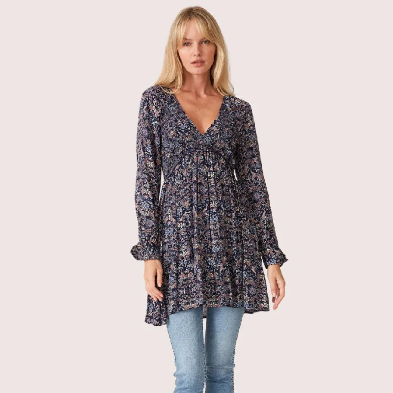  Women's Weekend OutfitRiley Tiered Tunic (Navy + Tan)