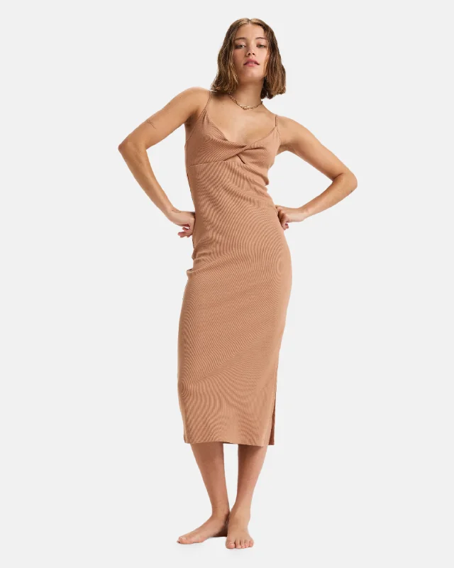  Women's Athletic OutfitWavey Lady Midi Dress - Camel